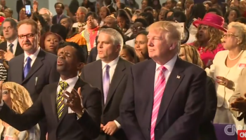 VIDEO: Donald Trump a participat la slujba unei bisericii evanghelice americane , unde a cântat, bătînd din palme, s-a rugat și a dat un scurt îndemn la unitate.